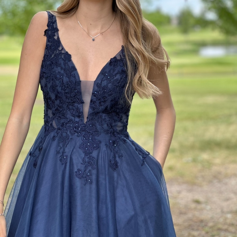Navy Sparkle Embroidered Grad dress with pockets!!!
Size 4
Back zipper closure